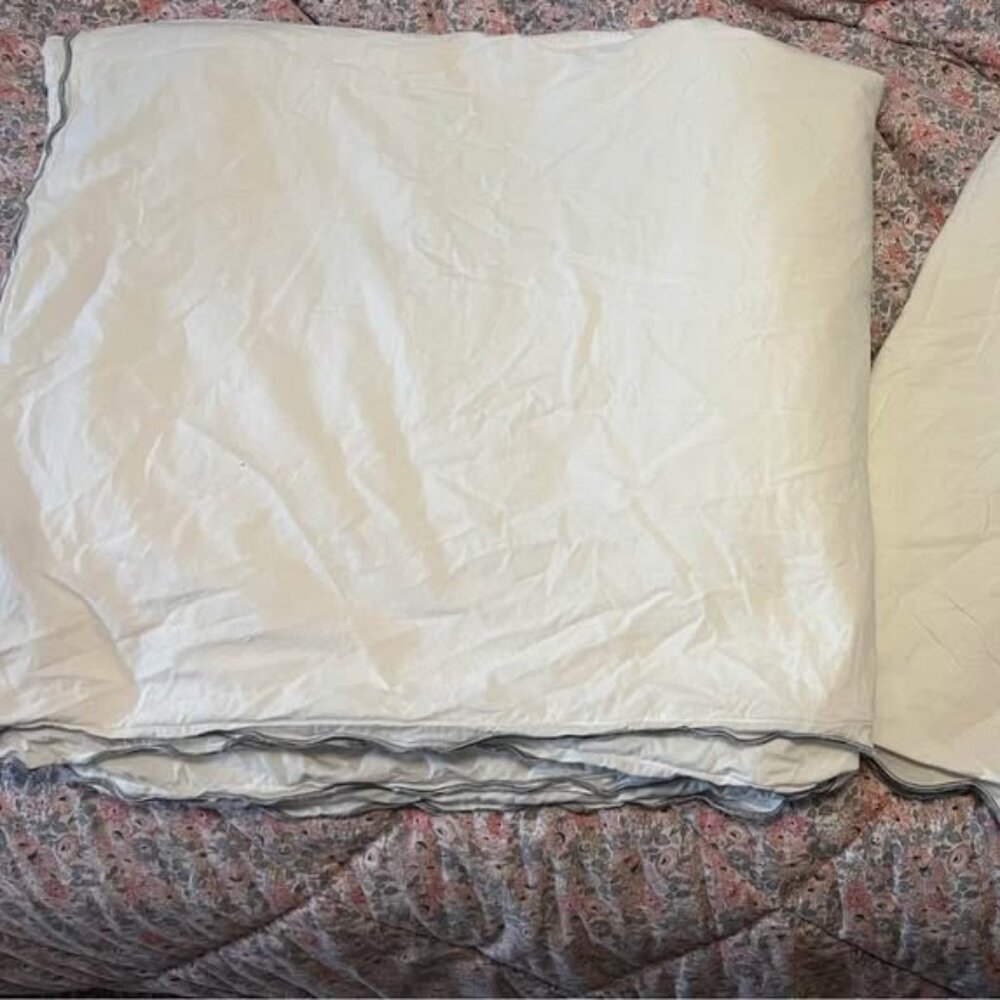 Hotel Scalloped Edge White Queen Duvet Cover and 2 Pillow Shams
